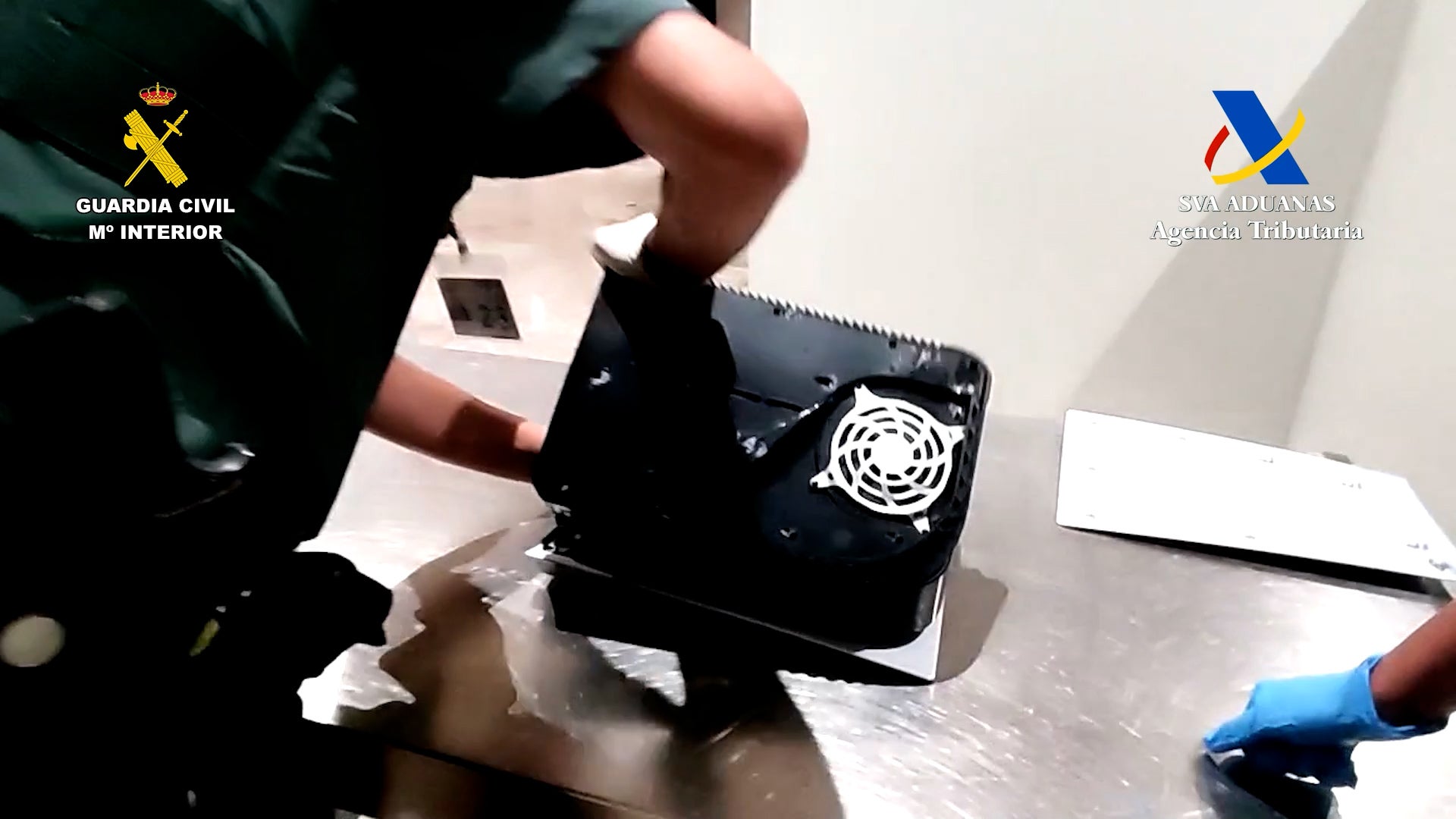 La Guardia Civil detiene a una pasajera en el Aeropuerto Alicante-Elche que llevaba 2,7 kilos de cocaína dentro de una videoconsola La Guardia Civil detiene a una pasajera en el Aeropuerto Alicante-Elche que llevaba 2,7 kilos de cocaína dentro de una videoconsola