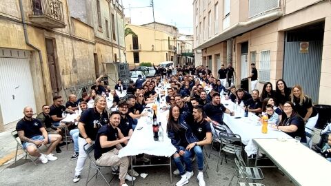 Las pe&ntilde;as en fiestas preparadas para los diez d&iacute;as de fiestas patronales en honor al Roser. 