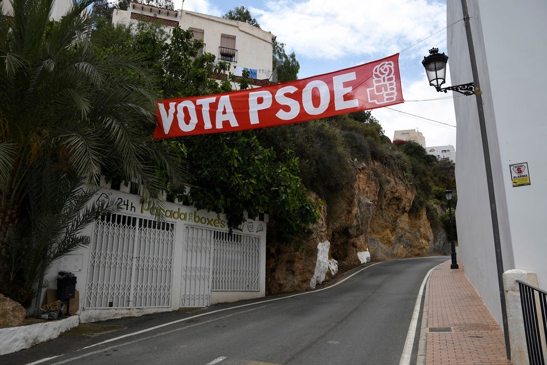 Así funcionaba la compra de votos en Melilla y Mojácar que le ha estallado al PSOE en la recta final de la campaña Así funcionaba la compra de votos en Melilla y Mojácar que le ha estallado al PSOE en la recta final de la campaña