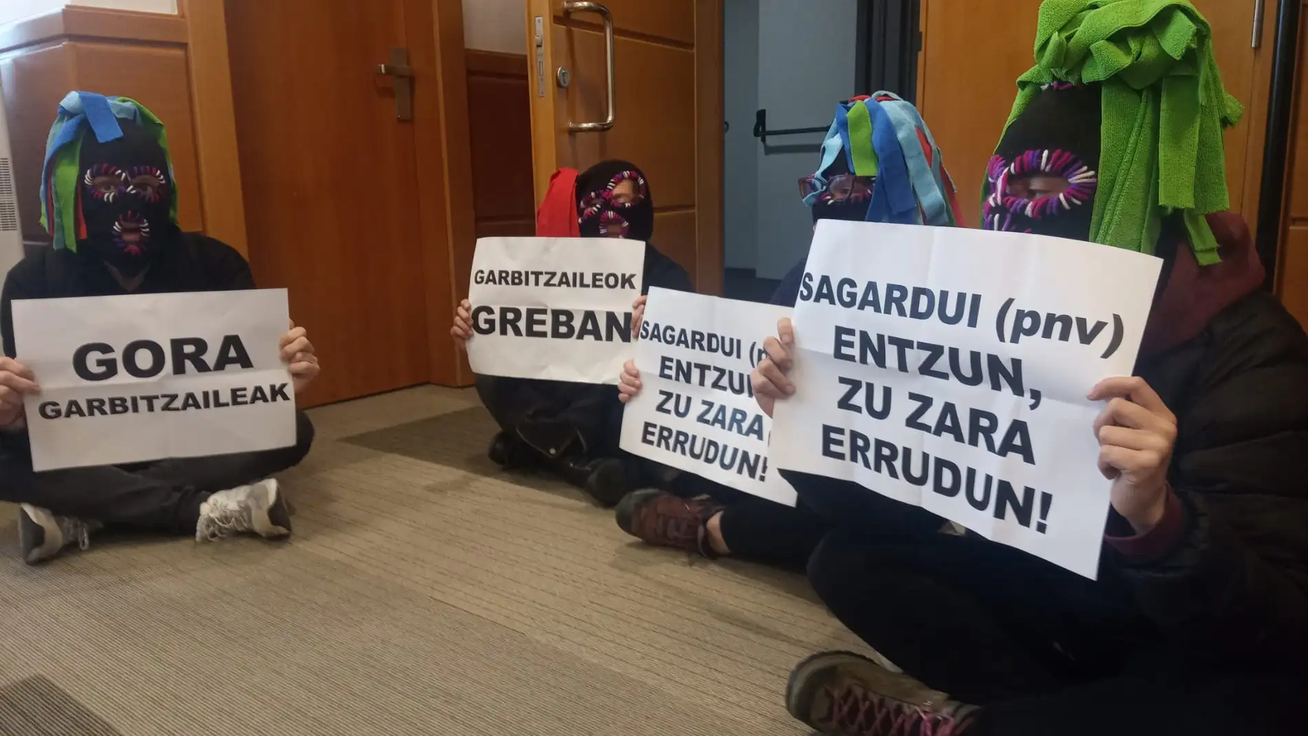 Trabajadoras de la limpieza de Osakidetza en huelga okupan el despacho de Gotzone Sagardui