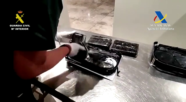 Detenida en el aeropuerto de Alicante casi tres kilos de cocaína en el interior de una videoconsola Detenida en el aeropuerto de Alicante casi tres kilos de cocaína en el interior de una videoconsola