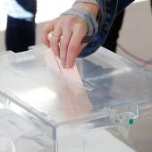 Imagen de archivo de una urna durante las elecciones