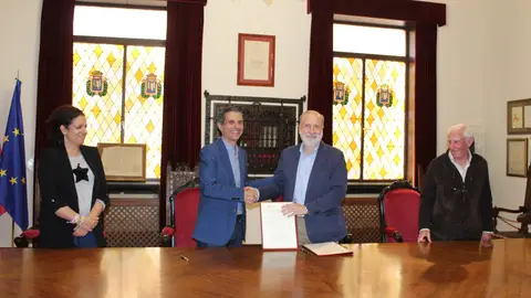 El Ayuntamiento de Alcalá y la Asociación para la Recuperación del Palacio Arzobispal firman un acuerdo de colaboración para la realización de un inventario de los fondos conservados del Palacio Javier Rodríguez Palacios y Gustavo Chamorro en la firma del convenio de colaboración del Ayuntamiento de Alcalá con la Asociación para la Recuperación del Palacio Arzobispal