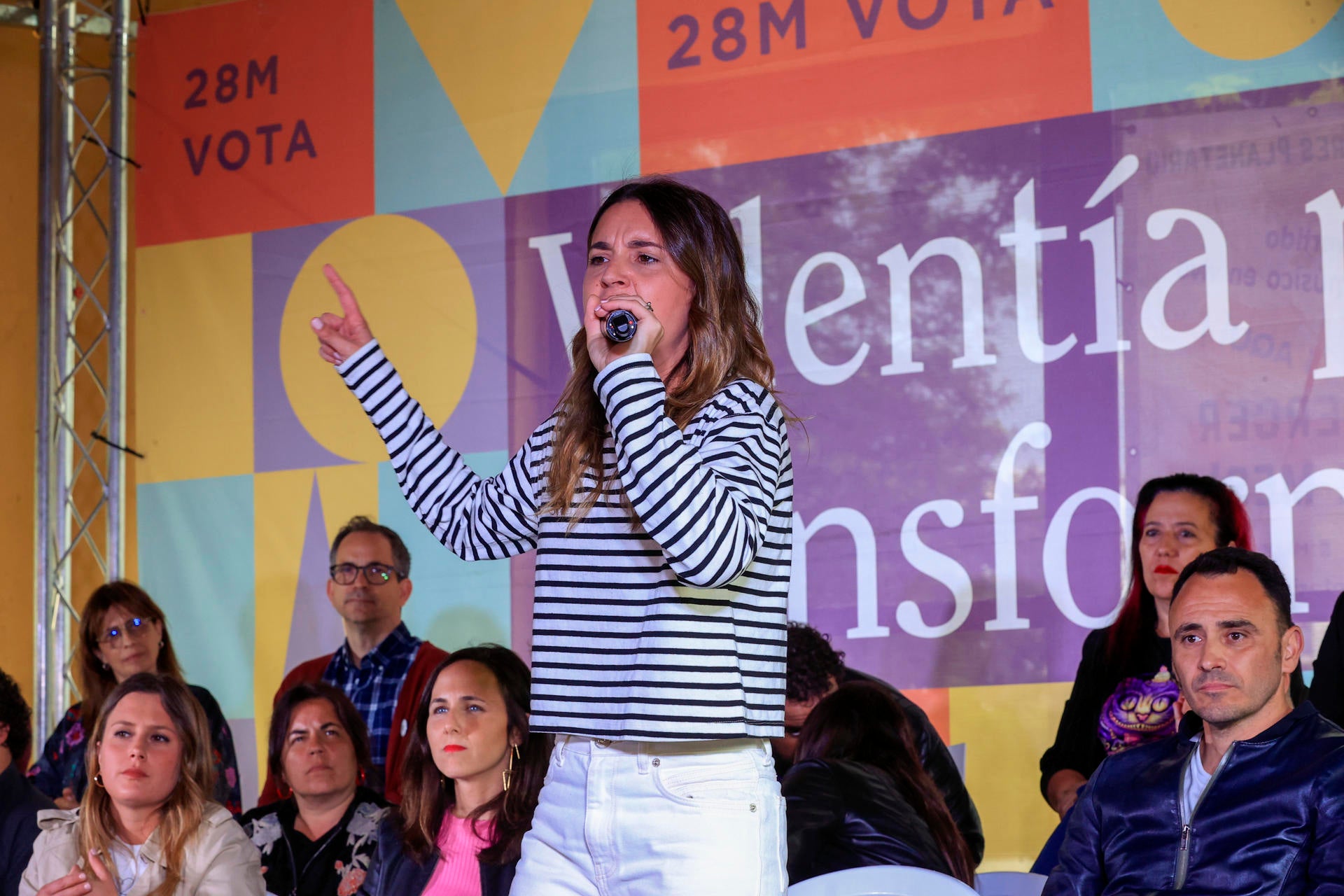 Interrumpen el discurso de Irene Montero en un mitin de Podemos para protestar contra la ley trans Interrumpen el discurso de Irene Montero en un mitin de Podemos para protestar contra la ley trans