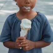 Una niña comiendo un helado en una imagen de archivo