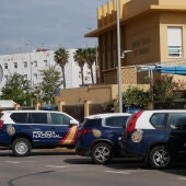 En la imagen varios vehículos policiales durante la operación.