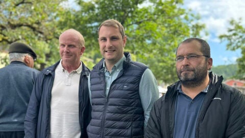 Pumares flanqueado por los candidatos en el oriente de Asturias