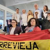 La confluencia 'Sumando por Torrevieja' celebra un gran día en familia en la plaza de la Constitución