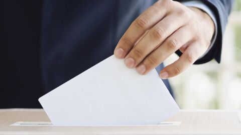 Un ciudadano vota en las elecciones