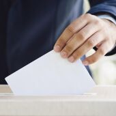 Un ciudadano vota en las elecciones