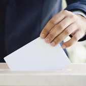 Un ciudadano vota en las elecciones Un ciudadano vota en las elecciones