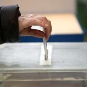 Una persona depositando su voto