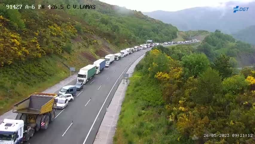 Restablecida la conexión norte de Galicia con la Meseta tras kilómetros de atasco Restablecida la conexión norte de Galicia con la Meseta tras kilómetros de atasco