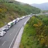 Imagen del atasco esta primera hora de los accesos a Galicia por la NVI. DGT Imagen del atasco esta primera hora de los accesos a Galicia por la NVI. DGT