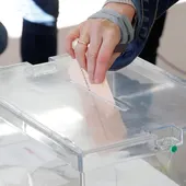 Imagen de archivo de una urna electoral Imagen de archivo de una urna electoral