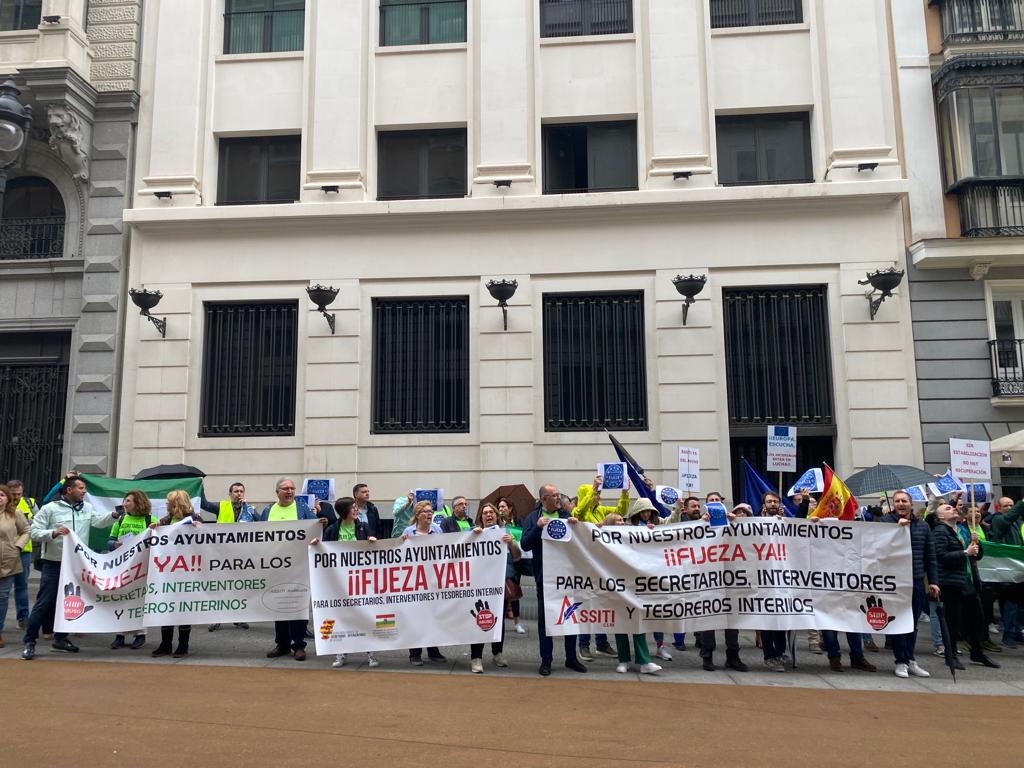Los funcionarios interinos amenazan con la huelga: "Sin secretario, se paraliza el ayuntamiento" Los funcionarios interinos amenazan con la huelga: "Sin secretario, se paraliza el ayuntamiento"
