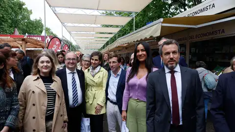 Miquel Iceta (2i), el alcalde de Madrid José Luis Martínez Almeida (3d), y la vicealcaldesa Begoña Villacís (2d), en la Feria del Libro. Miquel Iceta (2i), el alcalde de Madrid José Luis Martínez Almeida (3d), y la vicealcaldesa Begoña Villacís (2d), en la Feria del Libro.
