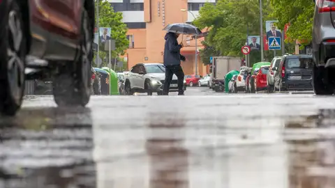 Un hombre se protege de la lluvia bajo un paraguas durante un día lluvias en Teruel Un hombre se protege de la lluvia bajo un paraguas durante un día lluvias en Teruel