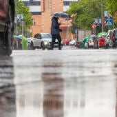 Un hombre se protege de la lluvia bajo un paraguas durante un día lluvias en Teruel