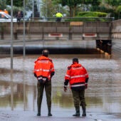 Dos bomberos contemplan un túnel inundado en la ciudad de Castelló