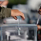 Imagen de archivo de una urna electoral Imagen de archivo de una urna electoral