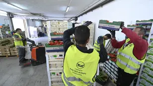 Trabajadores de un banco de alimentos en Barcelona
