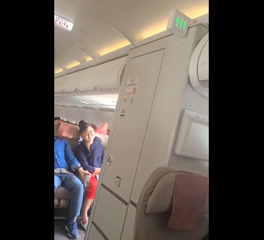 Nueve hospitalizados tras abrir un pasajero una puerta de un avión en pleno vuelo Nueve hospitalizados tras abrir un pasajero una puerta de un avión en pleno vuelo