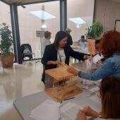 La candidata a Corts por el Partido Popular Xaro Escrig ejerciendo su derecho al voto