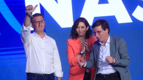 Isabel D&iacute;az Ayuso y Jos&eacute; Luis Mart&iacute;nez-Almeida, acompa&ntilde;ados por Alberto N&uacute;&ntilde;ez Feij&oacute;o