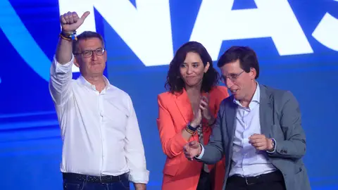 Isabel Díaz Ayuso y José Luis Martínez-Almeida, acompañados por Alberto Núñez Feijóo Isabel Díaz Ayuso y José Luis Martínez-Almeida, acompañados por Alberto Núñez Feijóo