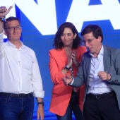 Isabel Díaz Ayuso y José Luis Martínez-Almeida, acompañados por Alberto Núñez Feijóo