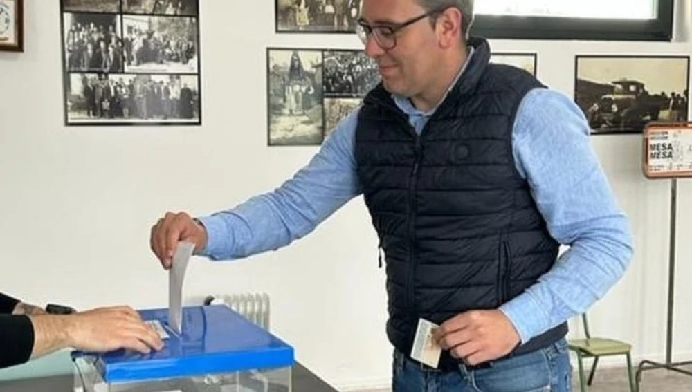 Daniel Vega, desalojo a los nacionalistas del consistorio Ribadense. Daniel Vega, desalojo a los nacionalistas del consistorio Ribadense.