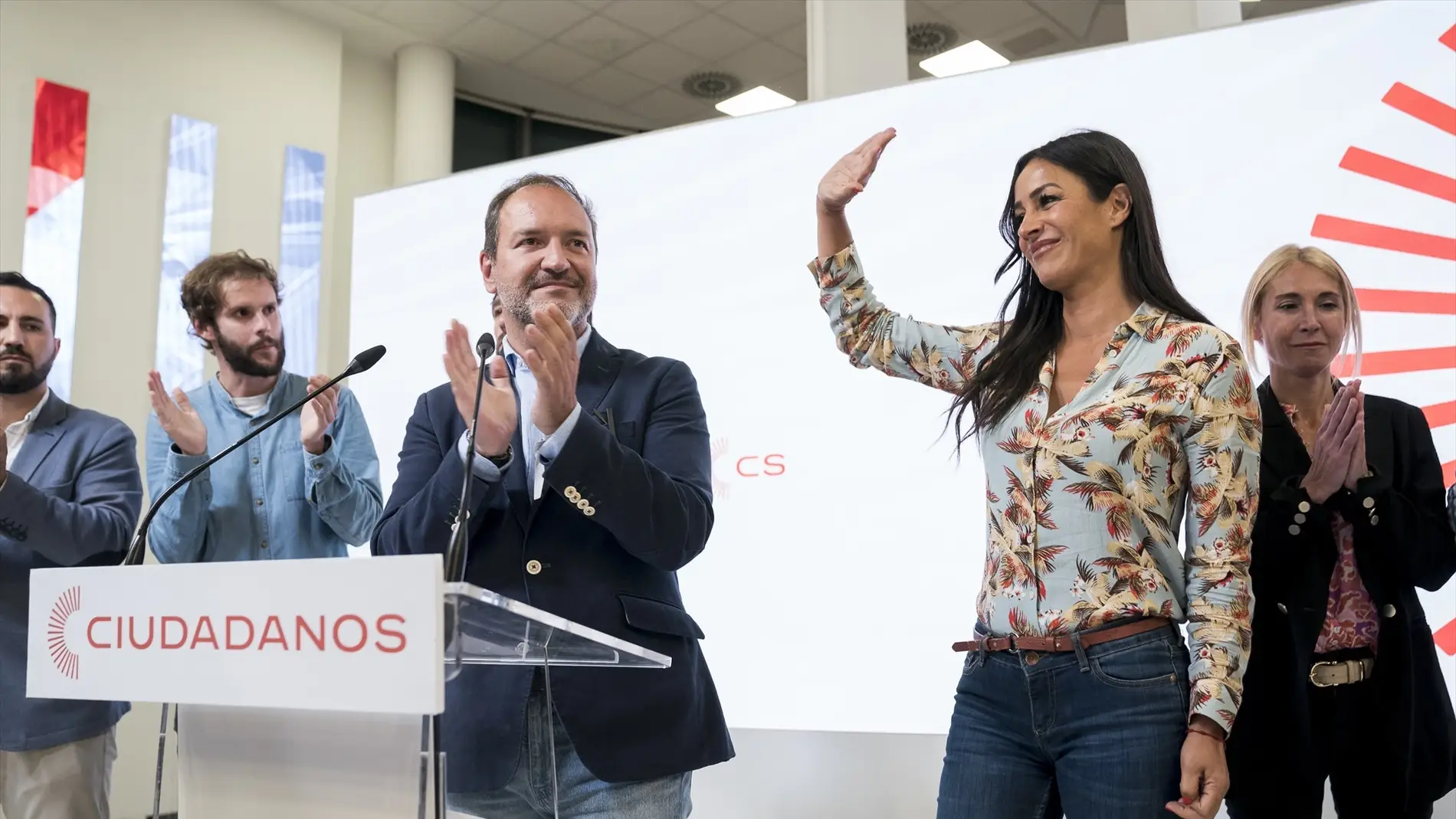Begoña Villacís atiende a los medios de comunicación en la noche electoral