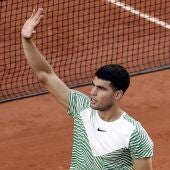 Alcaraz arranca Roland Garros con solvencia