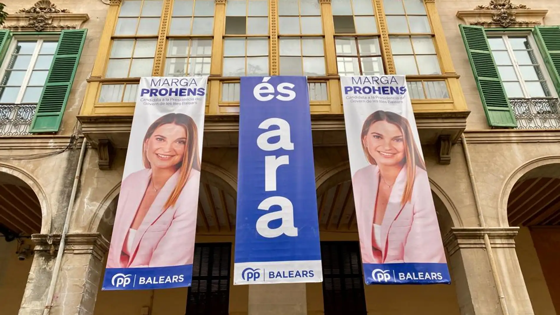 La sede del PP balear, en la calle Palau Reial de Palma, muestra una pancarta electoral con la imagen de la presidenta del PP regional y candidata a la presidencia del Govern, Marga Prohens.