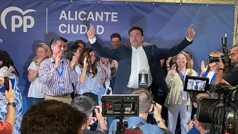 Luis Barcala celebra su triunfo Luis Barcala celebra su triunfo