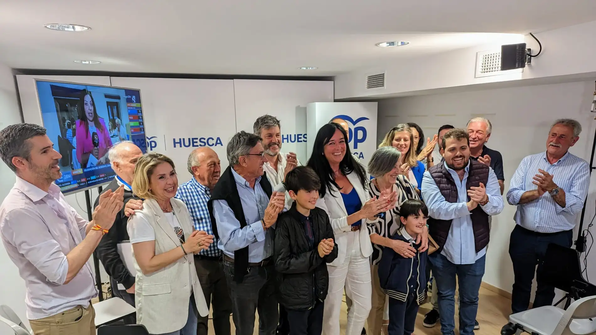 Lorena Orduna celebra el triunfo del PP con su familia y compañeros del partido.