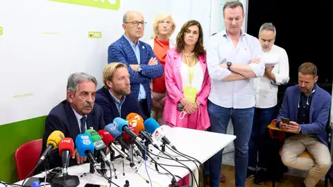 El líder del PRC, Miguel Ángel Revilla, y el candidato a la Alcaldía de Santander, Felipe Piña, valoran junto a otros miembros del partido el resultado electoral Miguel Ángel Revilla
