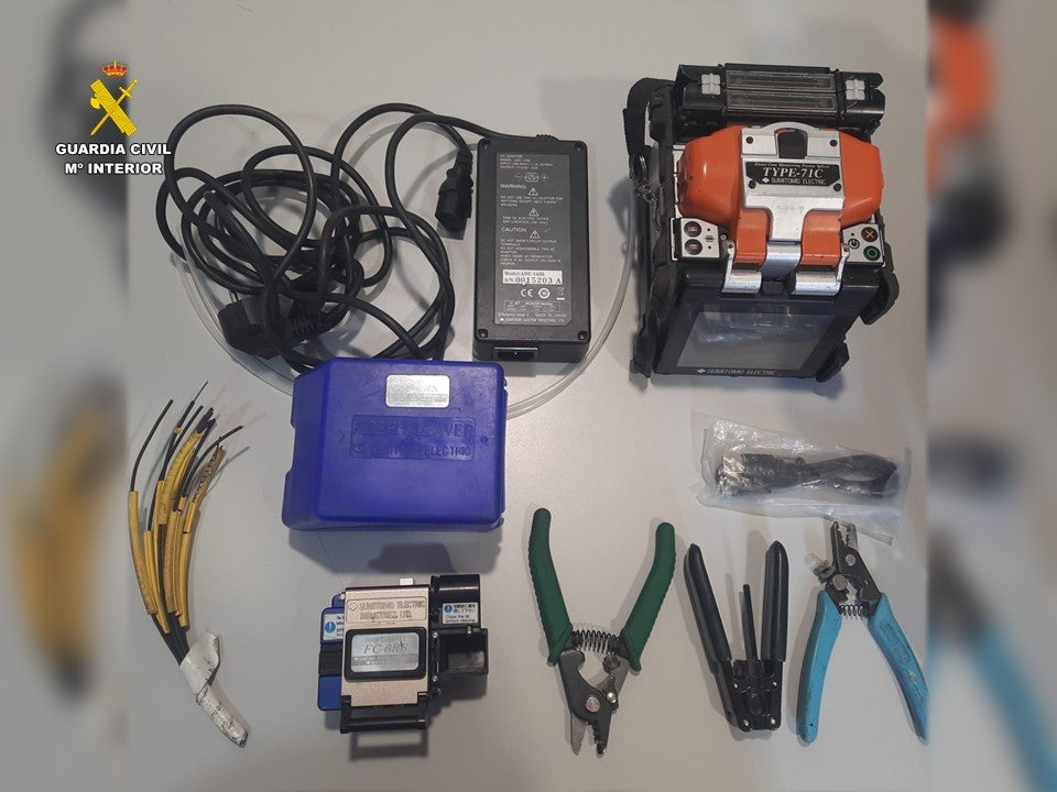 La Guardia Civil detiene a un hombre por poner a la venta una máquina de fusión de fibra óptica robada en Villena La Guardia Civil detiene a un hombre por poner a la venta una máquina de fusión de fibra óptica robada en Villena