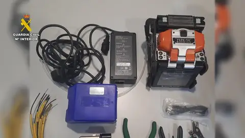 La Guardia Civil detiene a un hombre por poner a la venta una máquina de fusión de fibra óptica robada en Villena. La Guardia Civil detiene a un hombre por poner a la venta una máquina de fusión de fibra óptica robada en Villena.