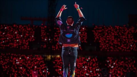 El cantante de la banda brit&aacute;nica Coldplay, Chris Martin, durante un concierto en el Estadi Ol&iacute;mpic Llu&iacute;s Companys.
