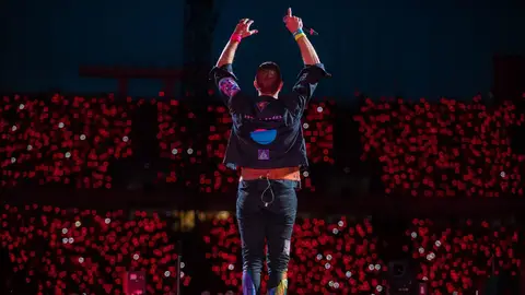 El cantante de la banda británica Coldplay, Chris Martin, durante un concierto en el Estadi Olímpic Lluís Companys. El cantante de la banda británica Coldplay, Chris Martin, durante un concierto en el Estadi Olímpic Lluís Companys.