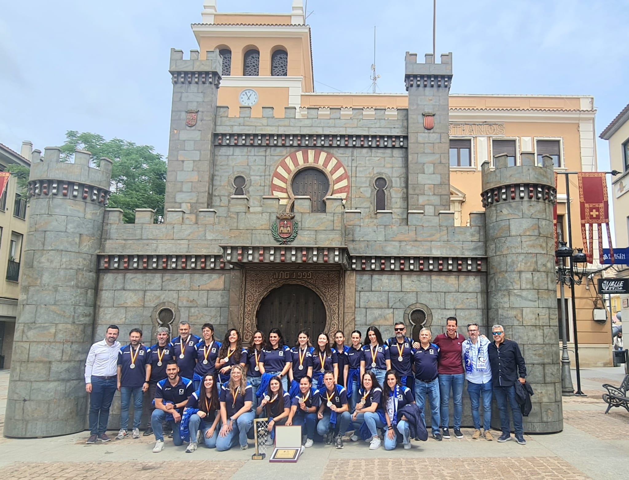 El Club Balonmano Elda Prestigio es recibido por el alcalde Rubén Alfaro tras el ascenso a la Liga Guerreras Iberdrola El Club Balonmano Elda Prestigio es recibido por el alcalde Rubén Alfaro tras el ascenso a la Liga Guerreras Iberdrola