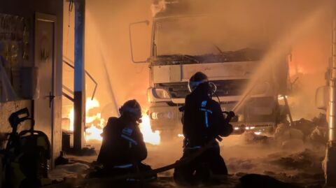 Bomberos de la Comunidad de Madrid actuando contra el incendio en una nave industrial de Campo Real 