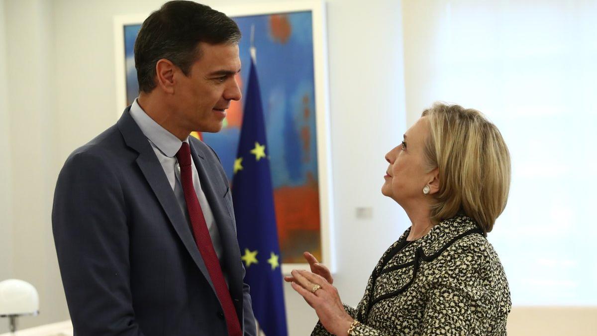 Sánchez, tras su reunión con Hillary Clinton: "España no va a permitir la amenaza de los reaccionarios a la democracia" Sánchez, tras su reunión con Hillary Clinton: "España no va a permitir la amenaza de los reaccionarios a la democracia"