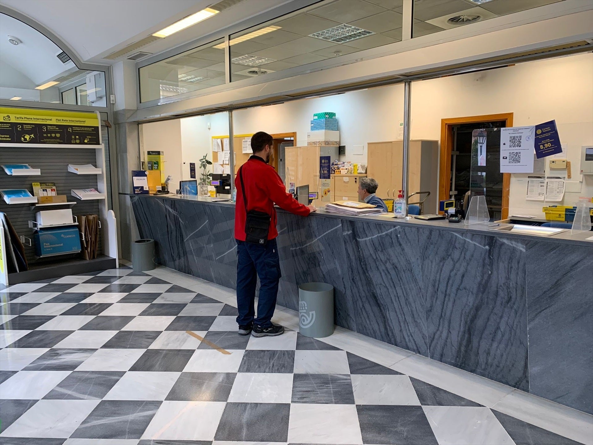 Indignación en las colas para pedir el voto por correo por la fecha del 23 de julio: "Una faena gorda" Indignación en las colas para pedir el voto por correo por la fecha del 23 de julio: "Una faena gorda"