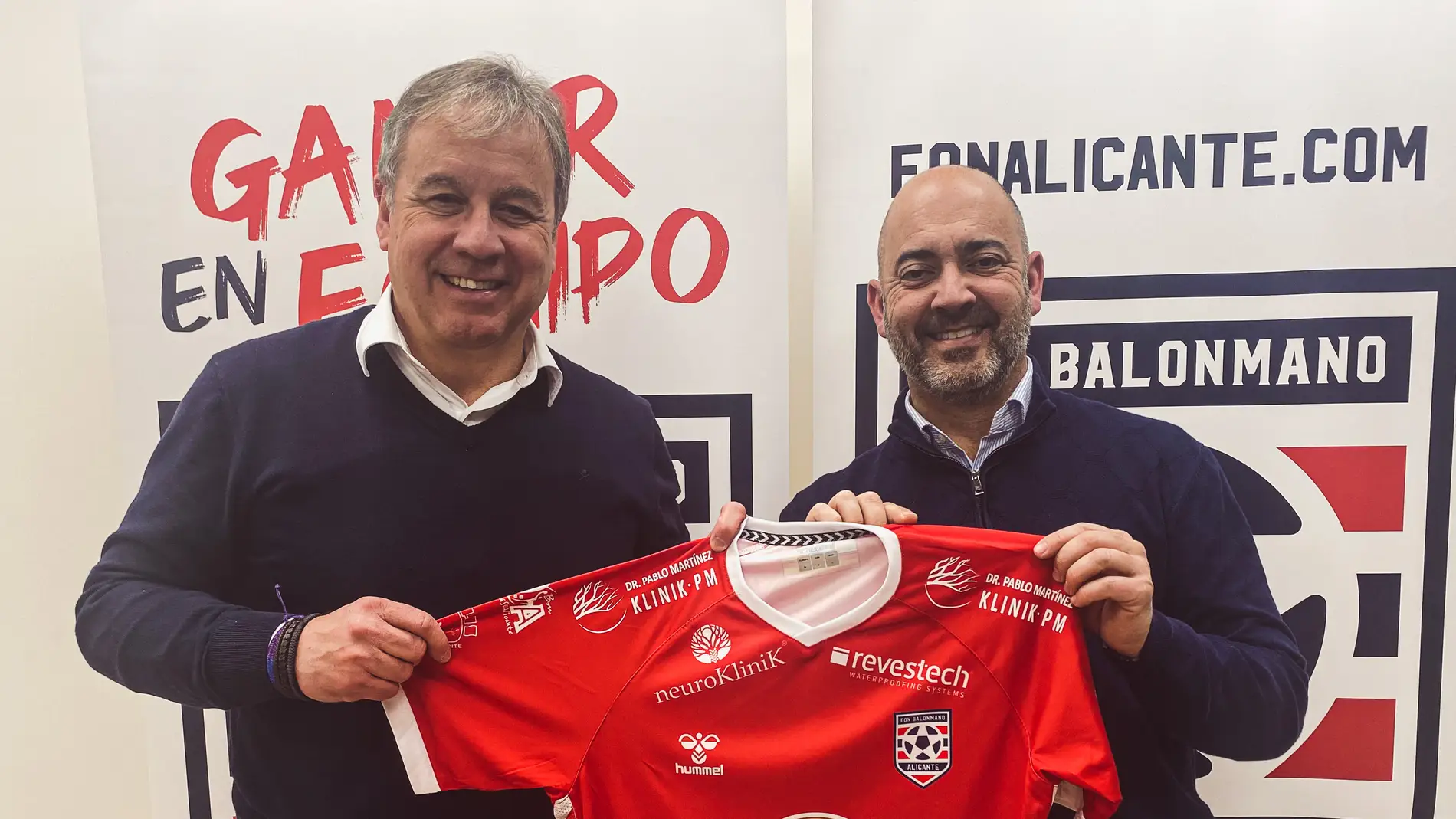 Jaime Cremades y José Sánchez con la camiseta del EÓN Alicante. 