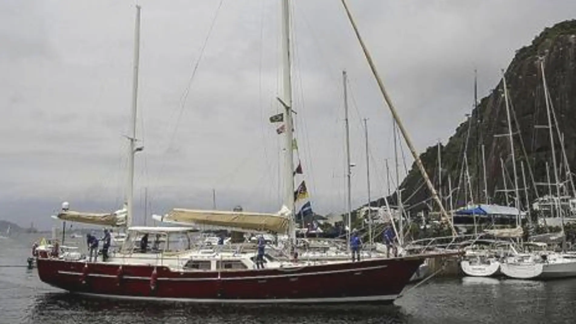 El velero "Pros" fondeado en el puerto de Apra desaparece tras la llegada del tifón Mawar 