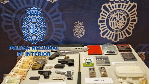 Dinero, droga, armas de fuego y otros efectos intervenidos por la Policía Nacional.