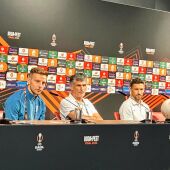 Rakitic, Mendilibar y Jesús Navas, en la sala de prensa del Puskas Arena.